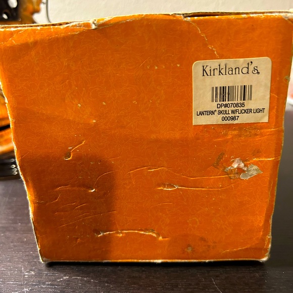 Kirkland Skull light up lantern - Picture 8 of 9